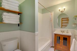 un bagno con un water, una vasca e un lavandino di 2 Blocks to Puget Sound Beach Lummi Island Home a Lummi Island