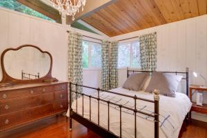 Letto o letti in una camera di 2 Blocks to Puget Sound Beach Lummi Island Home