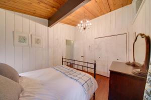 Letto o letti in una camera di 2 Blocks to Puget Sound Beach Lummi Island Home