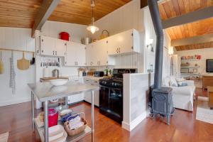 Cucina o angolo cottura di 2 Blocks to Puget Sound Beach Lummi Island Home