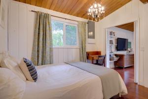 una camera da letto con un letto, una scrivania e una finestra di 2 Blocks to Puget Sound Beach Lummi Island Home a Lummi Island