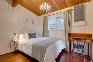 una camera da letto con un letto, una scrivania e una finestra di 2 Blocks to Puget Sound Beach Lummi Island Home a Lummi Island
