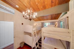 Letto o letti in una camera di 2 Blocks to Puget Sound Beach Lummi Island Home