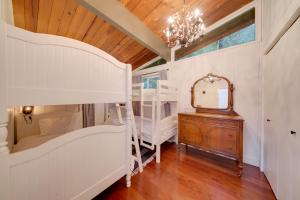 Letto o letti in una camera di 2 Blocks to Puget Sound Beach Lummi Island Home