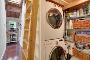 Cucina o angolo cottura di 2 Blocks to Puget Sound Beach Lummi Island Home