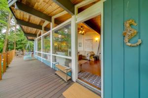 Balcone o terrazza di 2 Blocks to Puget Sound Beach Lummi Island Home
