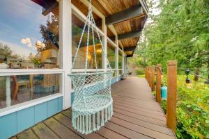 Balcone o terrazza di 2 Blocks to Puget Sound Beach Lummi Island Home