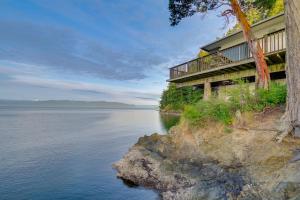 un edificio su una scogliera vicino all'acqua di 2 Blocks to Puget Sound Beach Lummi Island Home a Lummi Island