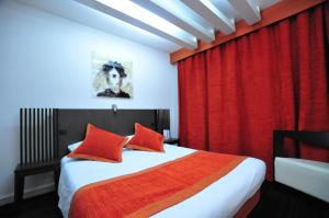 Hotel Europole tesisinde bir odada yatak veya yataklar