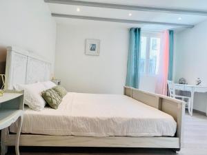 Posteľ alebo postele v izbe v ubytovaní T3 COSY MAISON DE VILLE TERRASSE AU CALME