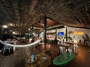 un ristorante con persone sedute ai tavoli e un'amaca di Kilian a Playa Blanca