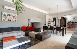 雷阿德雷德雷斯泰勒Gorgeous Home In Les Adrets-De-L'estére的带沙发的客厅和餐厅