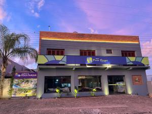 ボニートにあるHotel Praia Parqueの側面に壁画がある建物