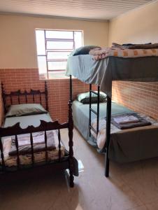 two bunk beds in a room with a window at Hostel da Ladeira in Ouro Preto