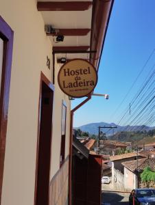 a sign that reads hostel la ladera on a building at Hostel da Ladeira in Ouro Preto