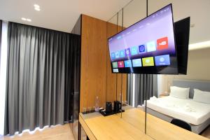 TV a/nebo společenská místnost v ubytování Valmar Hotel