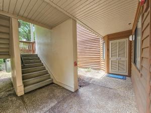 默特尔比奇Serene 2 bed, 2 bath lodge, with amenities, 101AC lodge的有楼梯的房子的楼梯