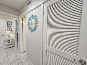 默特尔比奇Serene 2 bed, 2 bath lodge, with amenities, 101AC lodge的有带百叶窗的门的房间