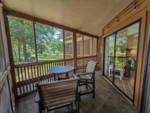 Serene 2 bed, 2 bath lodge, with amenities, 101AC lodge的阳台或露台