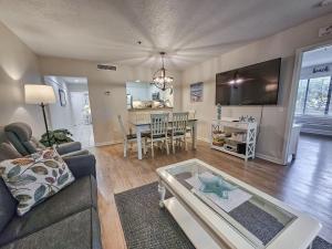 Serene 2 bed, 2 bath lodge, with amenities, 101AC lodge的休息区