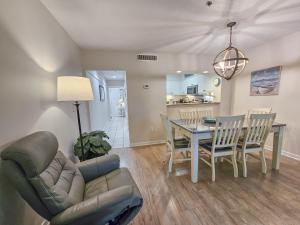 Serene 2 bed, 2 bath lodge, with amenities, 101AC lodge的休息区