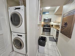 Serene 2 bed, 2 bath lodge, with amenities, 101AC lodge的厨房或小厨房