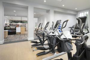 Serene 2 bed, 2 bath lodge, with amenities, 101AC lodge的健身中心和/或健身设施