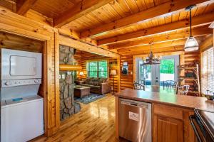 eine Küche und ein Wohnzimmer in einer Blockhütte in der Unterkunft The Fontana in Gatlinburg
