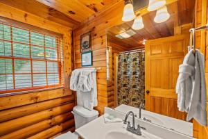 ein Badezimmer mit Toilette und Waschbecken in einer Kabine in der Unterkunft The Fontana in Gatlinburg + 23 Fotos