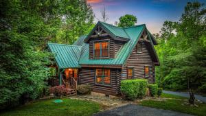 ein kleines Holzhaus mit grünem Dach in der Unterkunft The Fontana in Gatlinburg