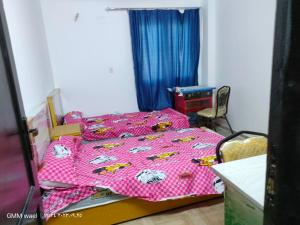 Postel nebo postele na pokoji v ubytování مدينة ناصر غرب أسيوط