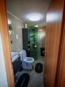 Ένα μπάνιο στο Apartman TINA