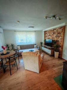 Μια τηλεόραση ή/και κέντρο ψυχαγωγίας στο Apartman TINA