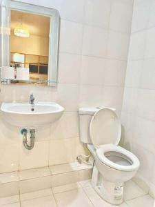 Ένα μπάνιο στο JD's Place 2BR Unit at SRP CEBU