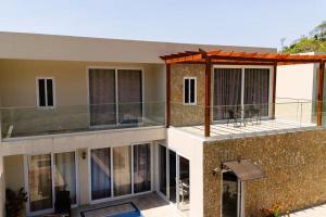 Balkón nebo terasa v ubytování 3 bedrooms Villa with Private Pool plus SUV Included
