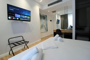 TV a/nebo společenská místnost v ubytování Valmar Hotel
