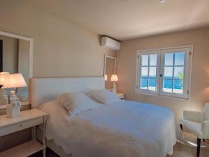 a bedroom with a bed and a desk and a window at Lessix 8 in Saint-Peïre-sur-Mer +29 photos