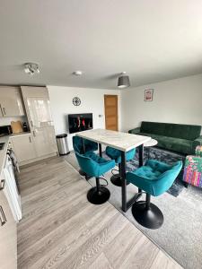 Η κουζίνα ή μικρή κουζίνα στο Stylish Woking Stay & Parking