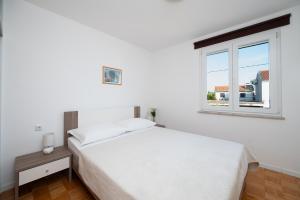 Postel nebo postele na pokoji v ubytování Apartments with parking spaces Sukosan, Zadar - 6131