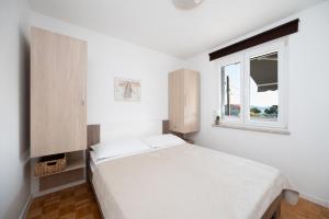 Posteľ alebo postele v izbe v ubytovaní Apartments with parking spaces Sukosan, Zadar - 6131