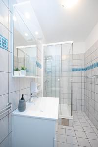 Kúpeľňa v ubytovaní Apartments with parking spaces Sukosan, Zadar - 6131 + 28 fotografií