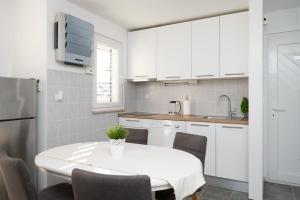 Kuchyň nebo kuchyňský kout v ubytování Apartments with parking spaces Sukosan, Zadar - 6131
