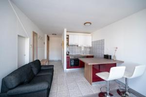 Kuchyň nebo kuchyňský kout v ubytování Apartments with parking spaces Sukosan, Zadar - 6131