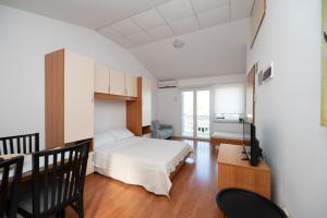 Postel nebo postele na pokoji v ubytování Apartments with parking spaces Sukosan, Zadar - 6131
