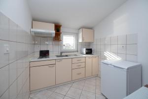 Kuchyň nebo kuchyňský kout v ubytování Apartments with parking spaces Sukosan, Zadar - 6131