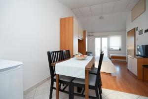 Kuchyň nebo kuchyňský kout v ubytování Apartments with parking spaces Sukosan, Zadar - 6131