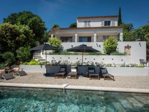 Bazén v ubytování La Neptune nebo v jeho okolí