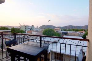 a balcony with a table and a bird flying in the sky at Apartamento Ana in Santa Marta