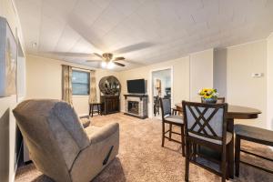 Φωτογραφία από το άλμπουμ του Spacious 3BR House with Firepit Grill Near Beach σε Gary