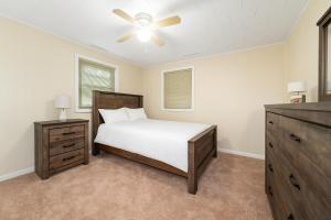 Ένα ή περισσότερα κρεβάτια σε δωμάτιο στο Spacious 3BR House with Firepit Grill Near Beach